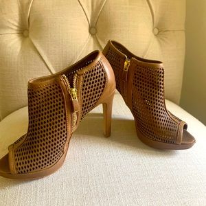 Perfect neutral bootie size 5.5
